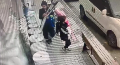 Bursa'da ailece müşteri gibi gelip halıları çaldılar