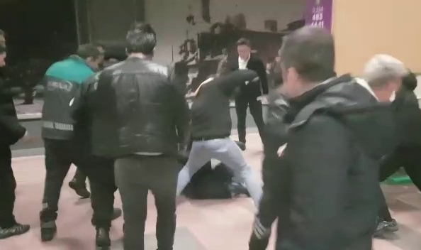 Bursa'da metro istasyonunda "Müzik" kavgası