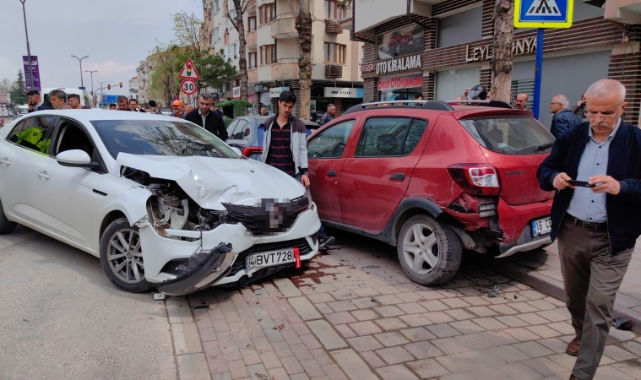 Bursa'da park halindeki araçlara çarptı