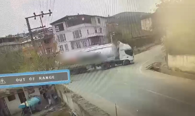 Bursa'da süratli dönmek isteyen TIR devrildi