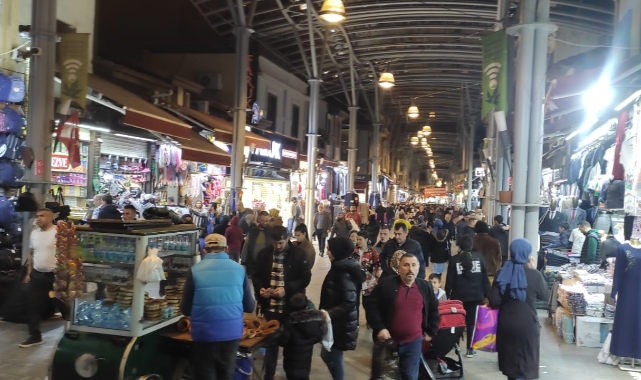 Bursa tarihi çarşıda bayram kalabalığı