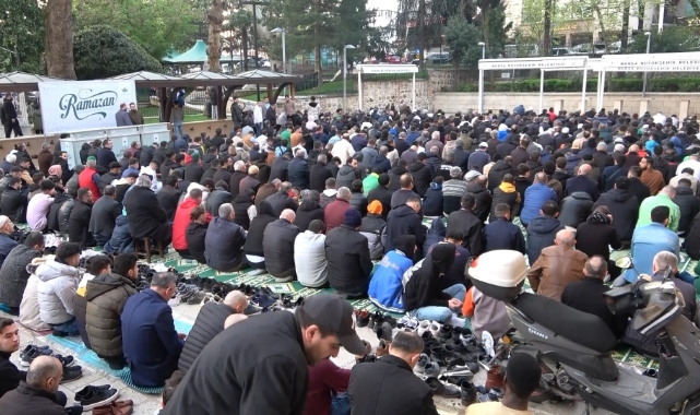 Bursalılar Ulu Camii'ye akın etti