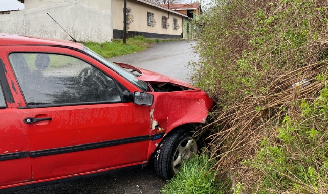 Çaldığı otomobille polisten kaçarken kaza yaptı