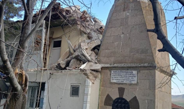 Cami minaresi şiddetli rüzgara direnemedi