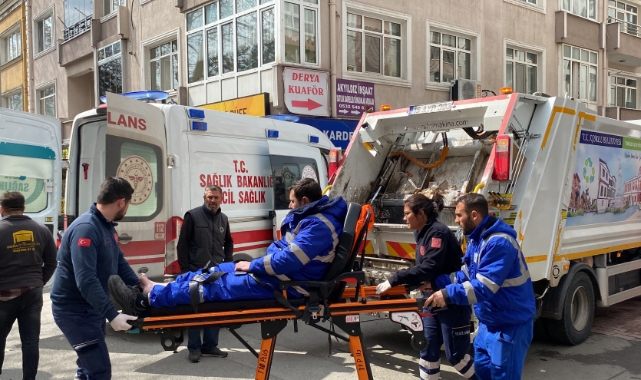 Çöp kamyonu dönüş yaparken kamyonete çarptı