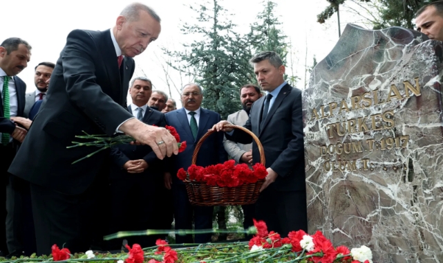 Cumhurbaşkanı Erdoğan'dan, Türkeş'in mezarına ziyaret