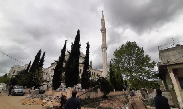 Depremde hasar gören minare için yıkım tepkisi