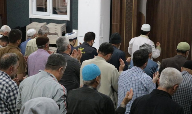 Depremzedeler son teravih namazını kıldı