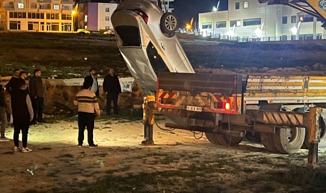 Dereye uçan otomobilin sürücüsü yaralandı