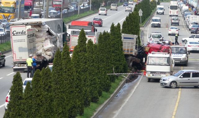 Devrilen kamyon karayolunu kapattı, zincirleme kaza oldu