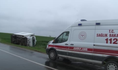 Devrilen kamyonetten camı kırarak çıkabildiler