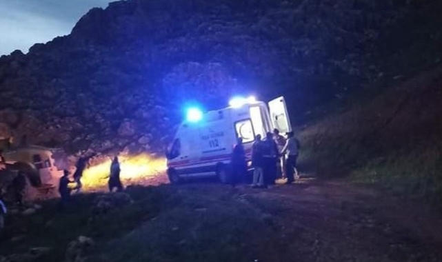 Devrilen traktördeki anne öldü, oğlu ağır yaralandı