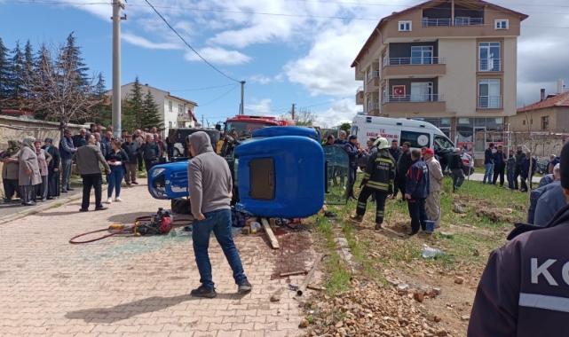 Devrilen traktörün altında can verdi