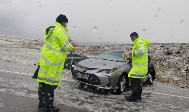Dolu nedeniyle trafik durma noktasına geldi