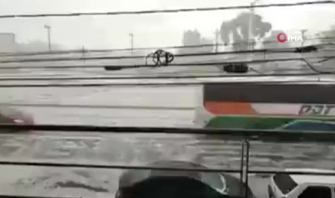 Dolu yağışı sele neden oldu