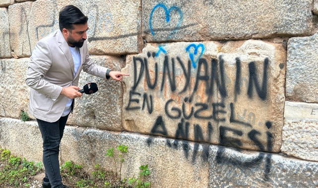 Duvarların üzerindeki yazılarda anneye mesaj bile var