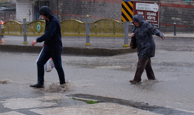 Edirne'de sağanak yağış zor anlar yaşattı