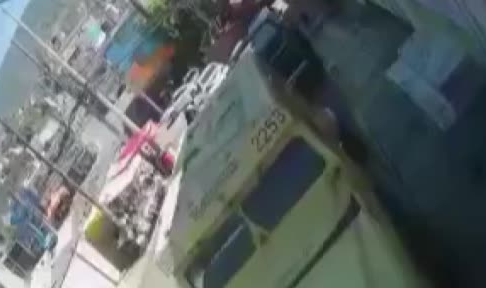 El freni çekilmeyen minibüs sokak satıcısını ezdi