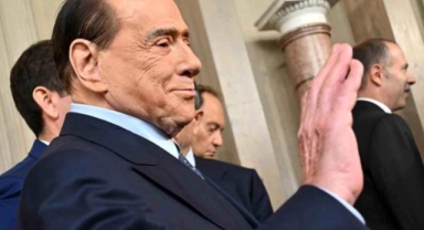 Eski İtalya Başbakanı Berlusconi yoğun bakıma kaldırıldı