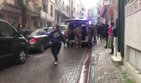 Evde yaşadığı kişiyi başından vurarak öldürdü