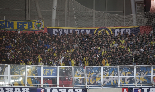 Fenerbahçeli taraftarlar takımını yalnız bırakmadı