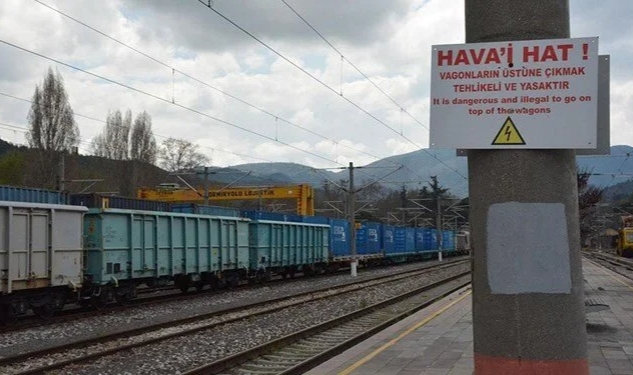Fotoğraf çekmek için vagonda akıma kapıldılar