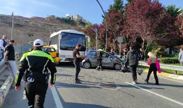 Freni patlayan midibüs 5 aracın arasına daldı
