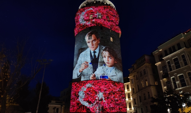 Galata Kulesi Atatürk'ün fotoğraflarıyla renklendi 