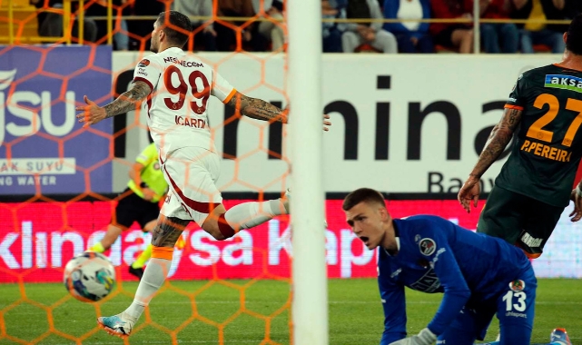 Galatasaray'da Icardi oyuna devam edemedi
