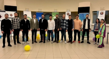 Gençlerden depremzede çocuklara bayram morali