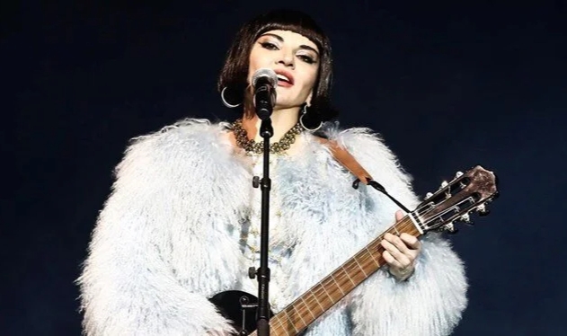 Göksel'den depremzede kız çocukları için konser