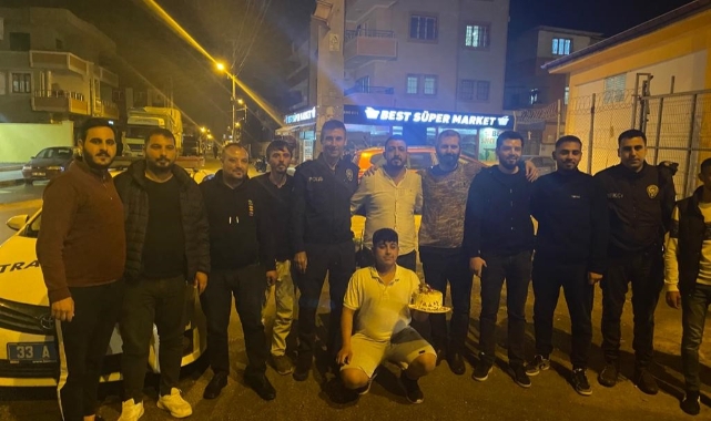 Görev başındaki polislere sürpriz kutlama