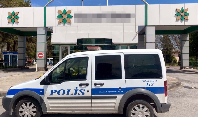 Güvenlik görevlisi yanlışlıkla kendini vurdu