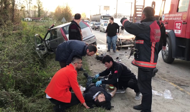 Hafif ticari araç ile otomobil kafa kafaya çarpıştı