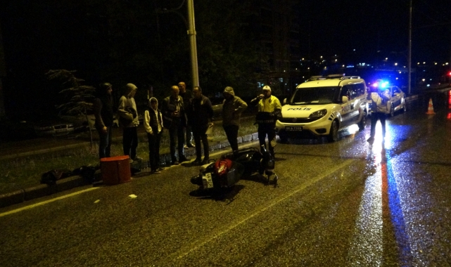 Hafif ticari araç motokuryeye çarpıp kaçtı