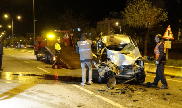 Hafif ticari araçla TIR çarpıştı