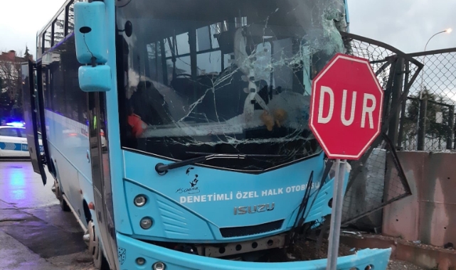 Halk otobüsü ile otomobil çarpıştı