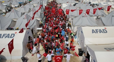 Hatay'da çadır kent kırmızı beyaza büründü