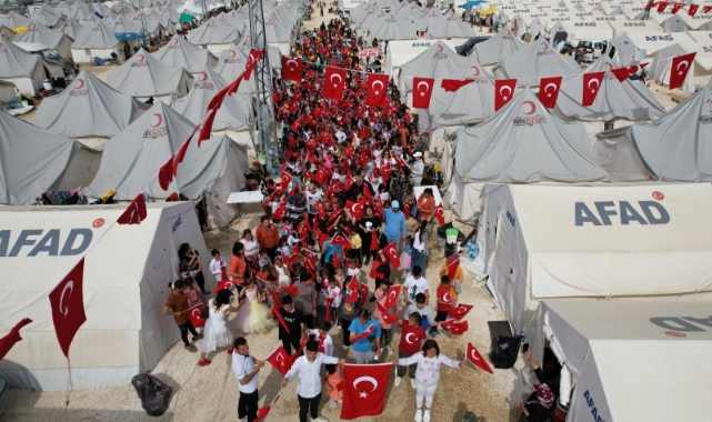 Hatay'da çadır kent kırmızı beyaza büründü