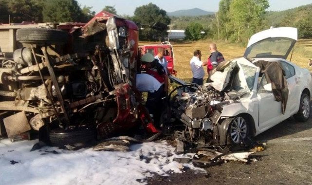 İki kamyonet kafa kafaya çarpıştı! 1 ölü 9 yaralı