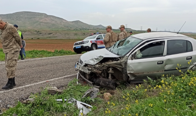 İki otomobil kafa kafaya çarpıştı