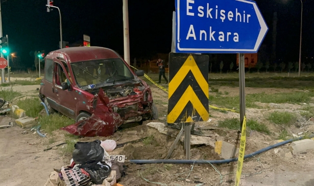 İki tırla çarpışan hafif ticari araçta iki kişi can verdi