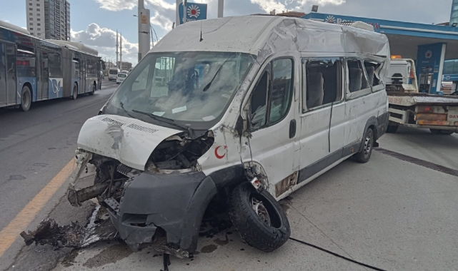 İşçi minibüsü iki otomobile çarptı!