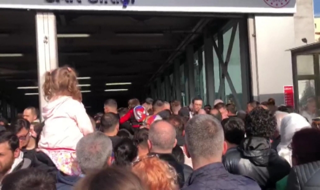 İstanbul'da metro ve tramvaylarda izdiham!