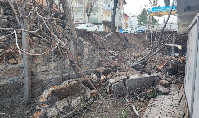 İstinat duvarı büyük bir gürültüyle çöktü