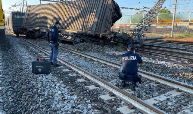 İtalya’da yük treni raydan çıktı