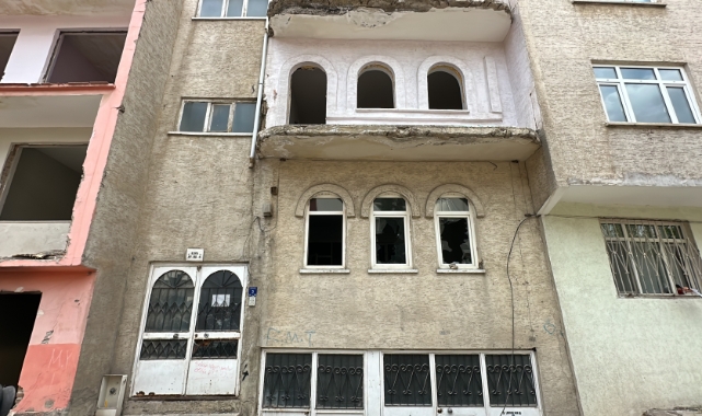 İzinsiz girdiği binanın penceresinden düştü