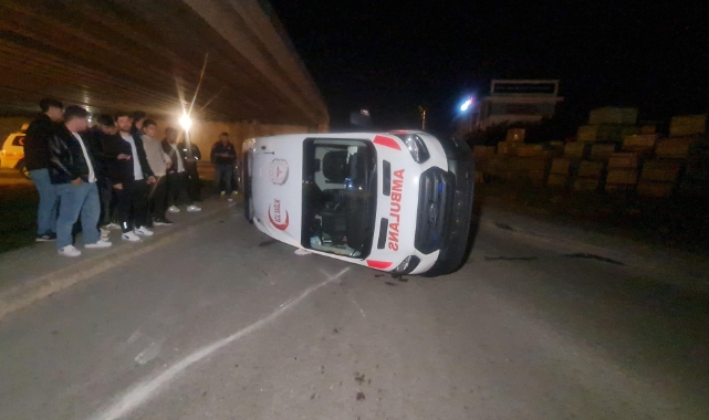 Özel halk otobüsüyle çarpışan ambulans devrildi