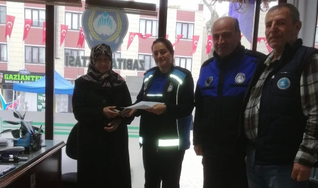 İznik’te çöp konteynırında bulunan para sahibine ulaştırıldı