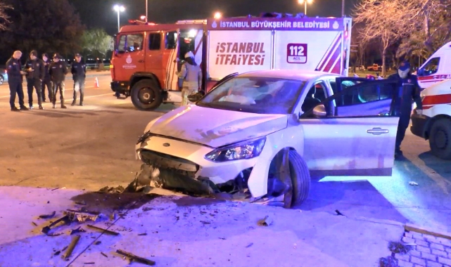 Kadıköy'de otomobil kaldırıma vurdu: 5 yaralı
